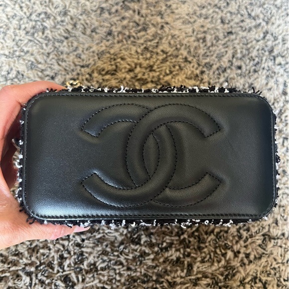 NOT AVAILABLE Brand New!! EXTREMELY RARE Chanel Tweed And Sequin Vanity - Picture 7 of 12